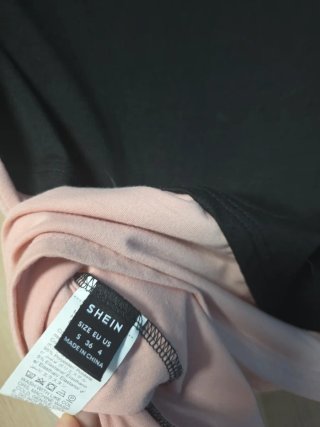 Camiseta asimétrica bicolor negra y rosa