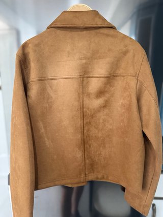 Chaqueta efecto ante y tacones marrones