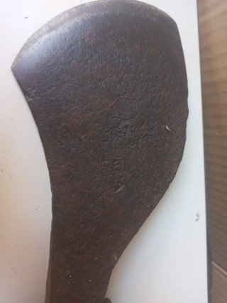 Hacha antigua de madera