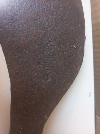 Hacha antigua de madera