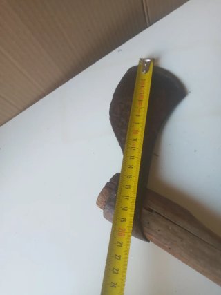 Hacha antigua de madera