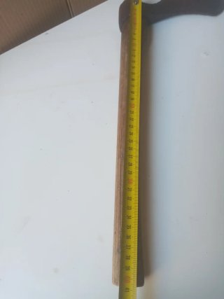 Hacha antigua de madera
