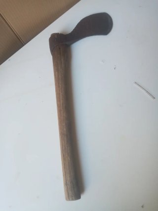 Hacha antigua de madera