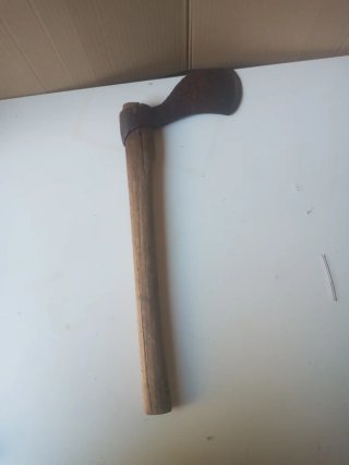 Hacha antigua de madera
