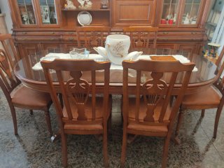 Mesa de comedor de madera con sillas