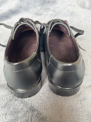 Zapatos de vestir negros nuevos