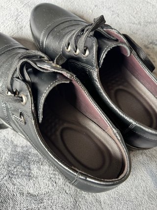 Zapatos de vestir negros nuevos