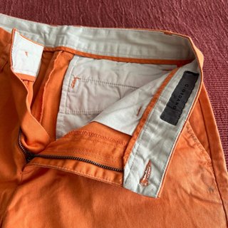 Bermudas naranjas