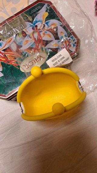 Monedero de silicona amarillo