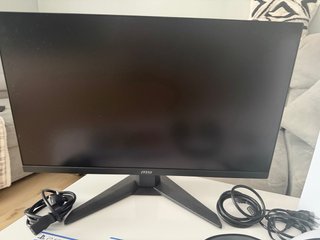 Consola PS5 con Monitor MSI y Cascos JBL