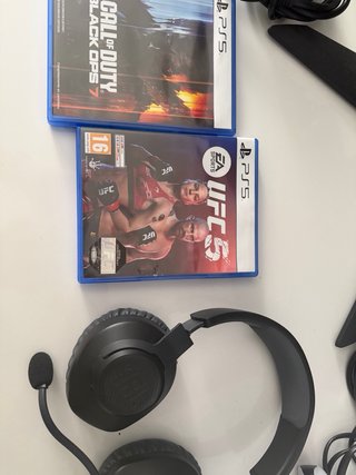 Consola PS5 con Monitor MSI y Cascos JBL