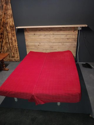 Cabecero de madera con balda