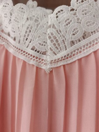 Blusa rosa con blonda blanca Talla M/L