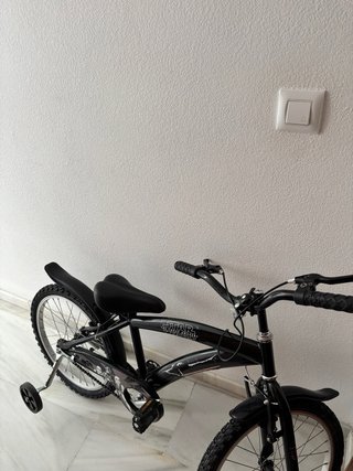 Bicicleta Star Wars infantil negra con ruedines