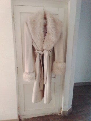 Chaquetón espectacular beige con pelo