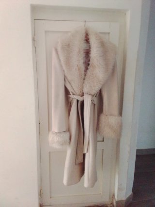 Chaquetón espectacular beige con pelo