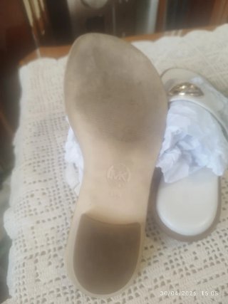 Sandalias Michael Kors Blancas y Doradas