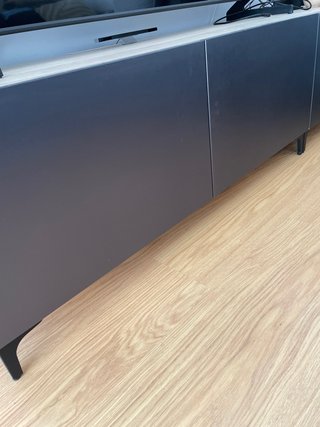 Mueble blanco y madera con vitrina