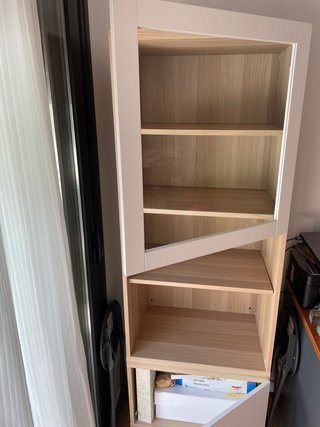 Mueble blanco y madera con vitrina
