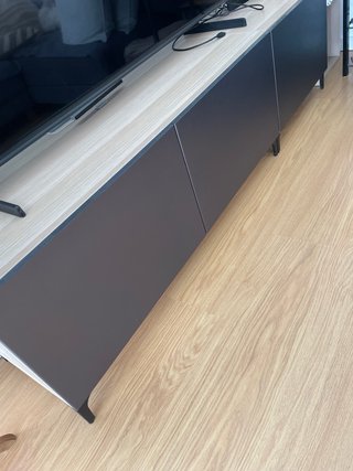 Mueble blanco y madera con vitrina