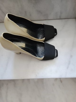 Zapatos tacón Zara Talla 37 crema/Negro