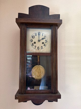 Reloj de péndulo de madera antiguo