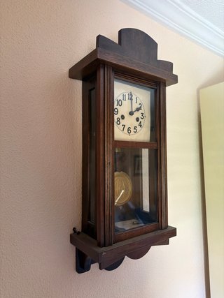 Reloj de péndulo de madera antiguo