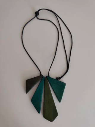 Collar de madera con diseño abanico