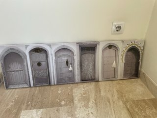 Espejo decorativo con perchas y cuadro