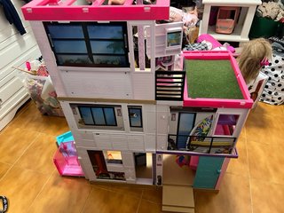 Casa Barbie con Barbie de regalo. No hago envios