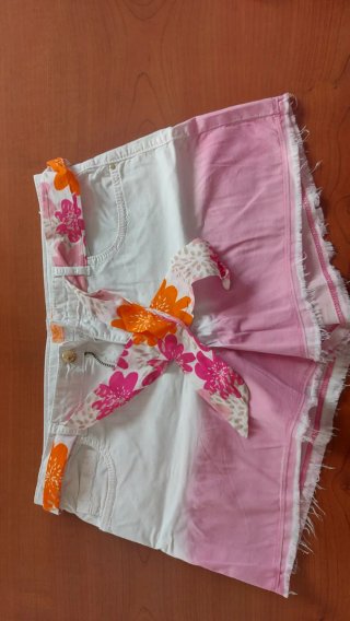 Bermuda jeans bianchi con sfumatura rosa