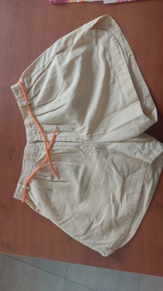 Bermuda jeans bianchi con sfumatura rosa
