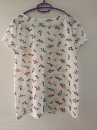 Camiseta floral con encaje