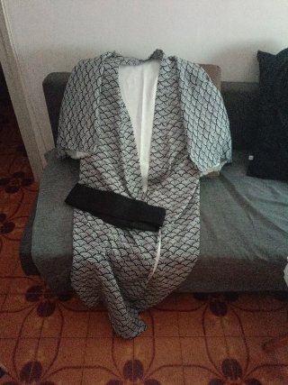 Yukata unisex sin estrenar con cinturón.