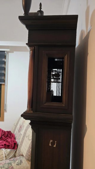 Reloj de madera antiguo clásico