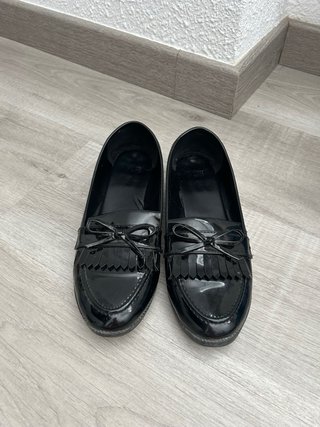 Zapatos negros charol lazo y flecos