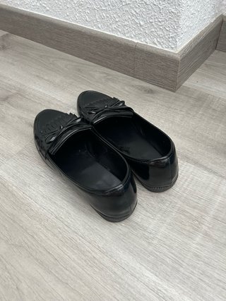 Zapatos negros charol lazo y flecos