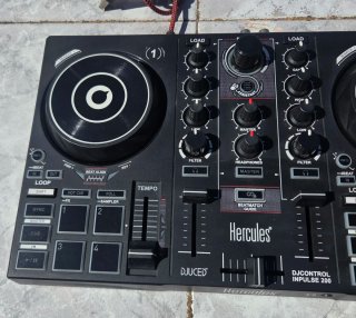 Controlador DJ Hercules DJControl Inpulse 200