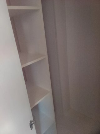 Armario blanco de madera
