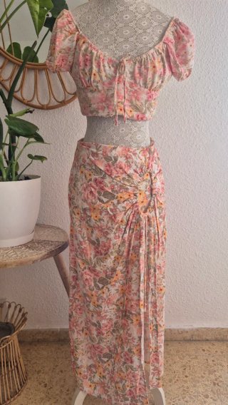 Conjunto floral Stradivarius crop top y falda