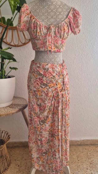 Conjunto floral Stradivarius crop top y falda