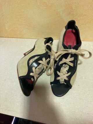 Tacones Carolina Herrera Beige y Negro