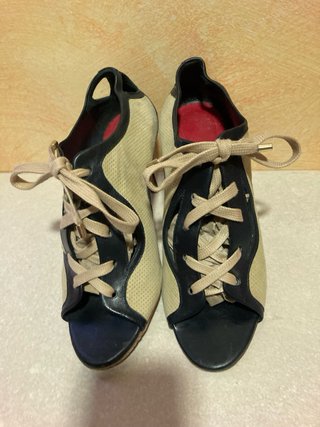 Tacones Carolina Herrera Beige y Negro