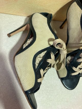 Tacones Carolina Herrera Beige y Negro