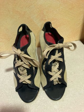 Tacones Carolina Herrera Beige y Negro