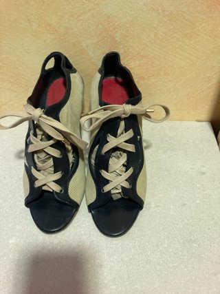 Tacones Carolina Herrera Beige y Negro