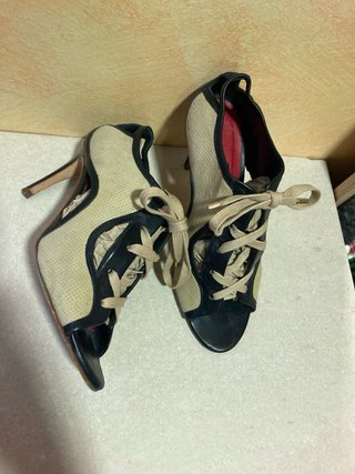 Tacones Carolina Herrera Beige y Negro