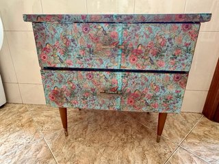 Mesita de noche vintage floral