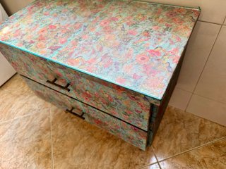 Mesita de noche vintage floral
