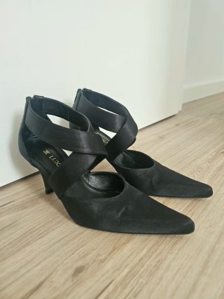 Zapatos de tacón negros